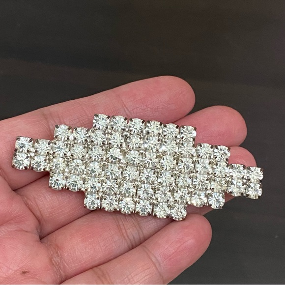 Unsigned Silver-tone Clear Rhinestones Crystals Pave Shield Brooch - Picture 5 of 10